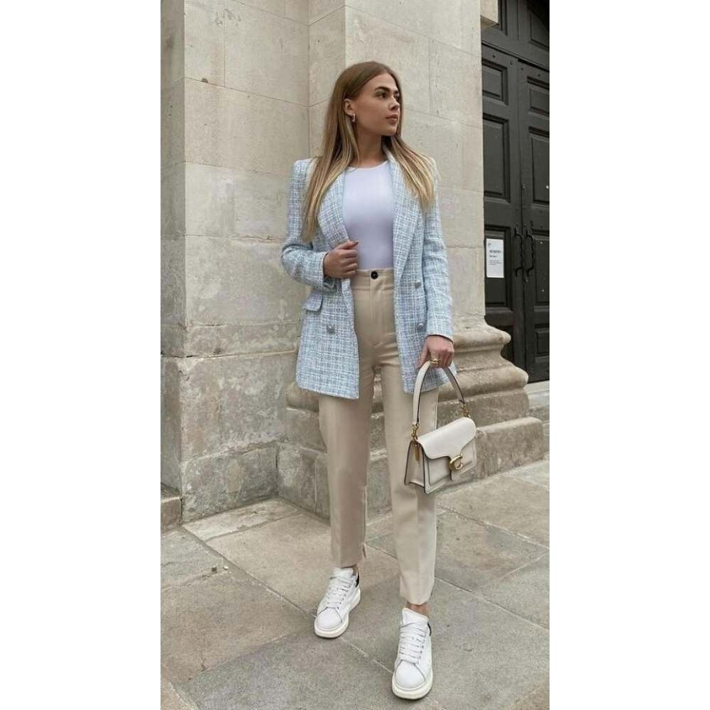 10 outfits formales con tenis para llevar a la oficina