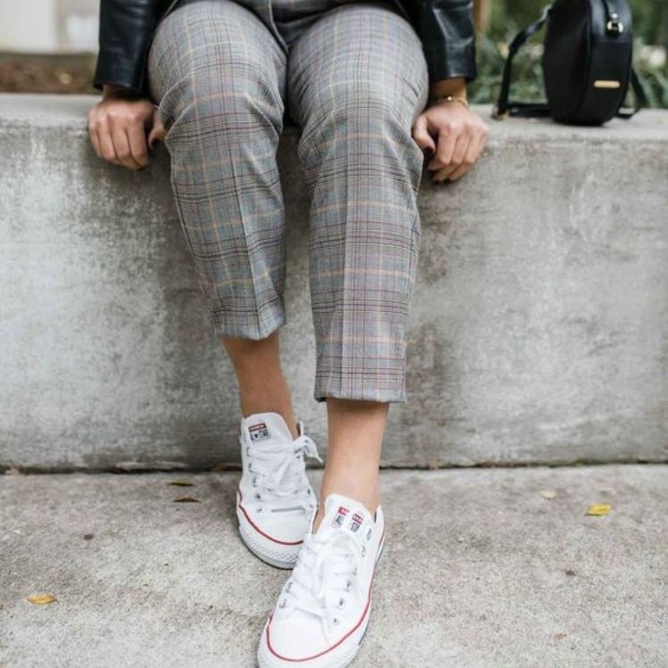 10 outfits con tenis para trabajar casuales sin verte fachosa