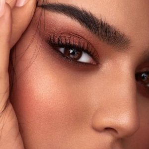 7 tips para maquillarte usando lentes de contacto para el trabajo