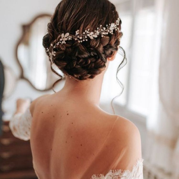 10 peinados para boda con cabello amarrado para no morir de calor