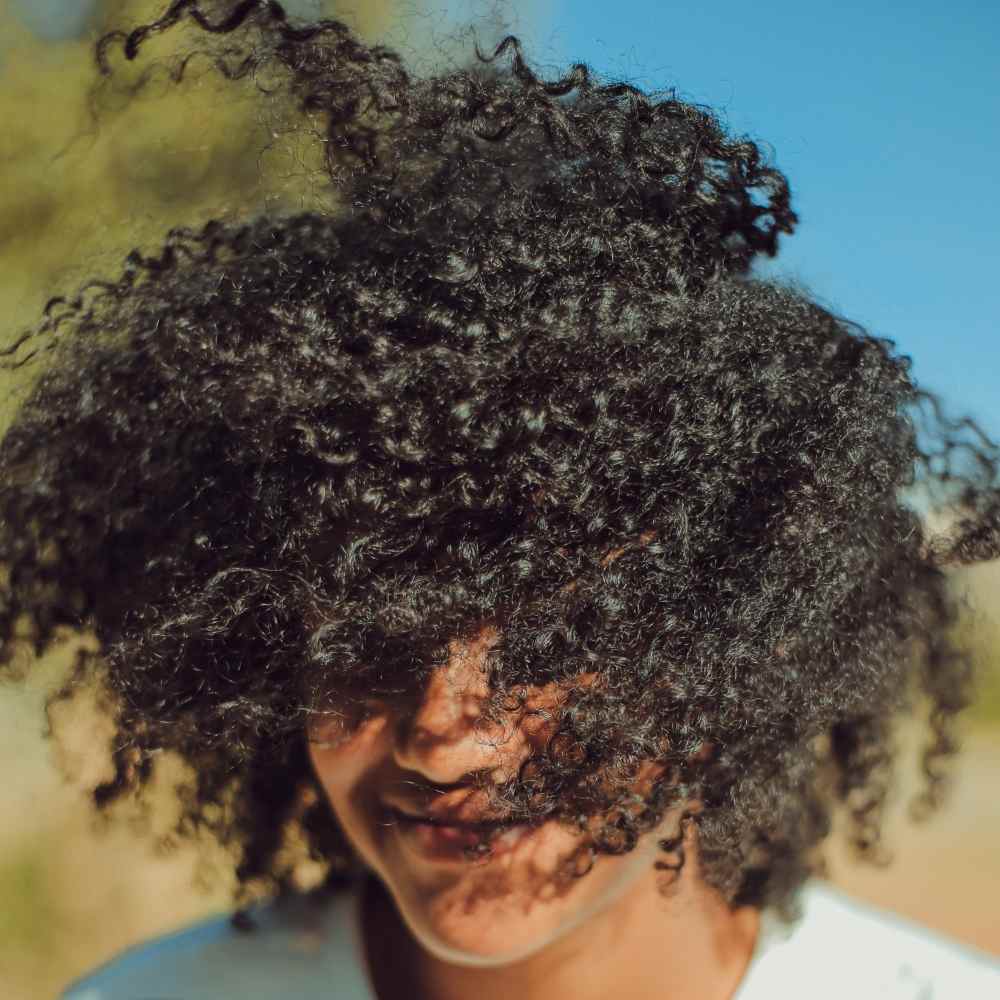 5 cosas dañan tu cabello chino cuando te bañas y no sabías 2