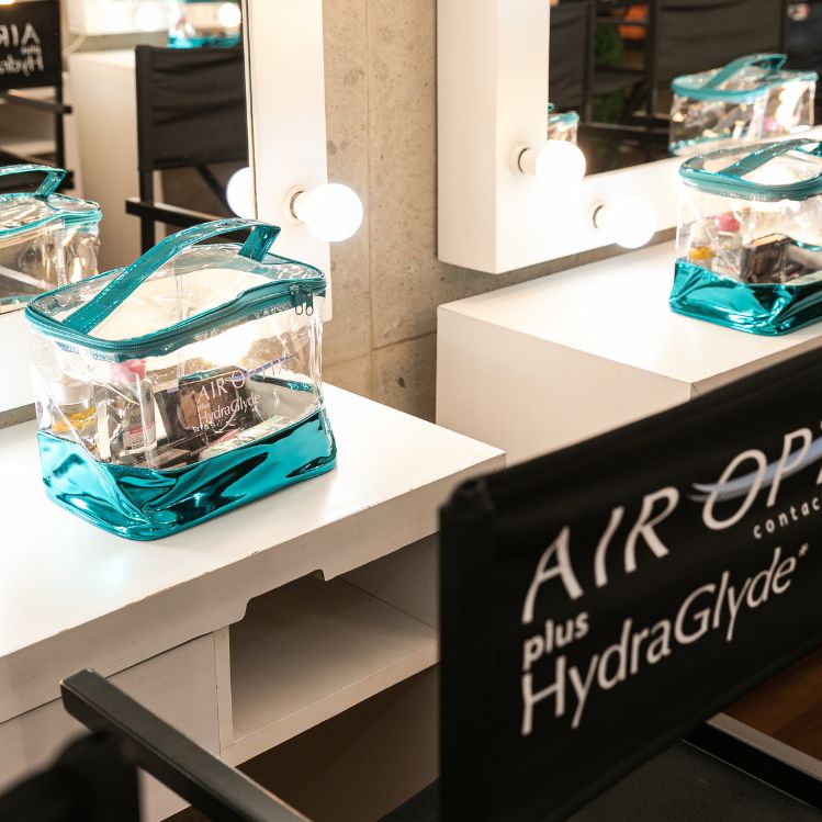 Air Optix te regala accesorios de maquillaje para ojos