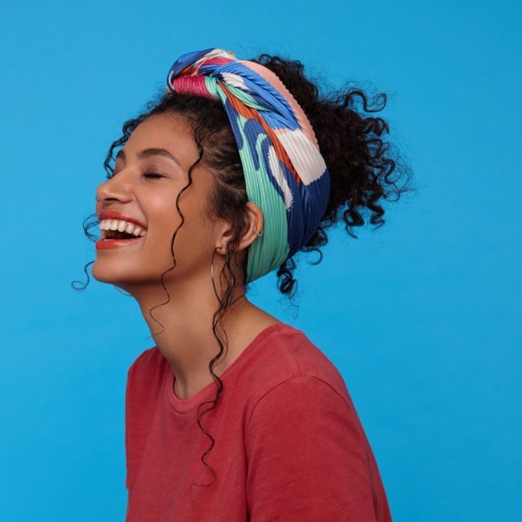 5 peinados con accesorios para chicas de pelo chino para evitar el frizz