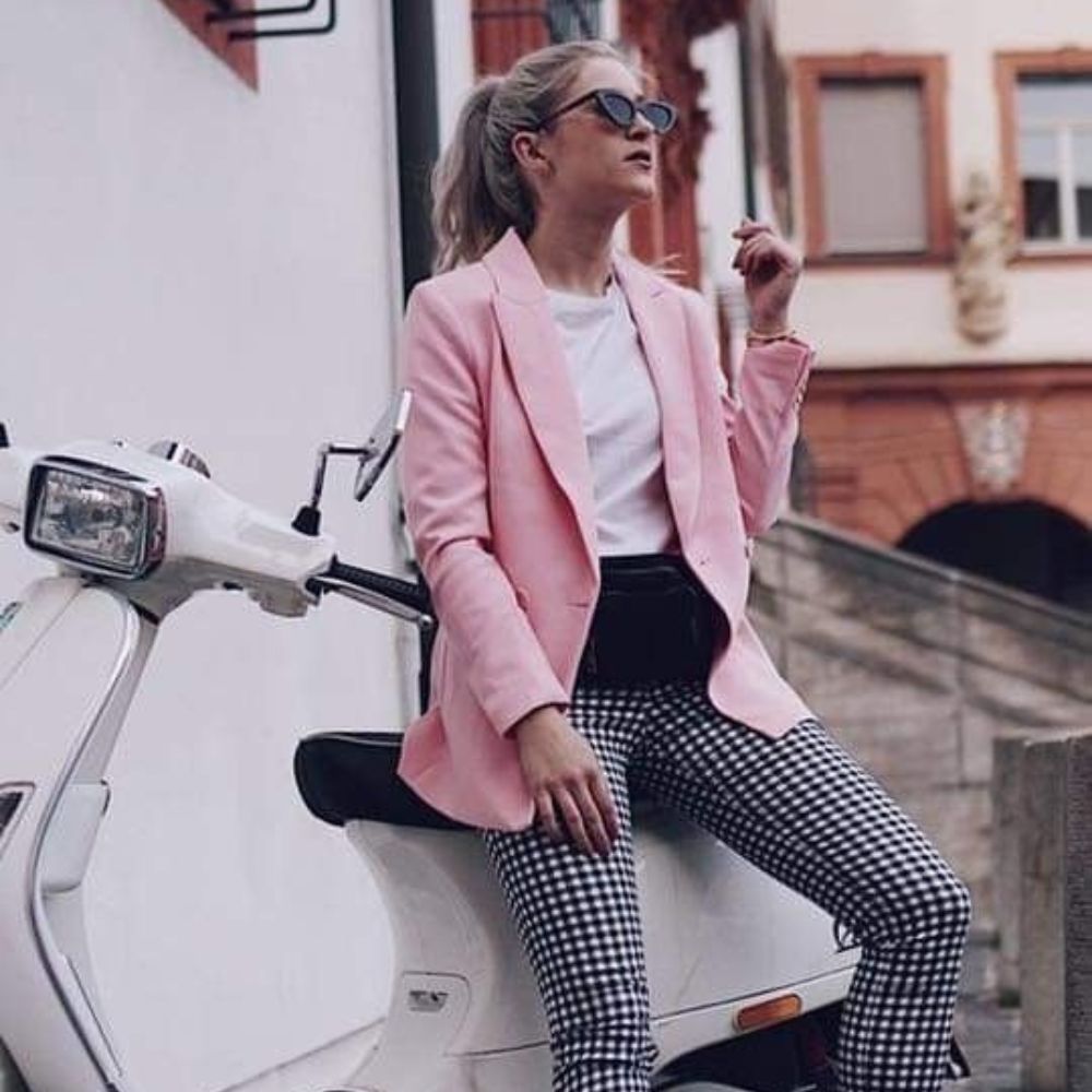 blazer-rosa-con-pantalon-de-cuadros