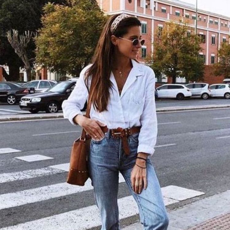 10 outfits con jeans claros que te harán lucir perfecta en la oficina