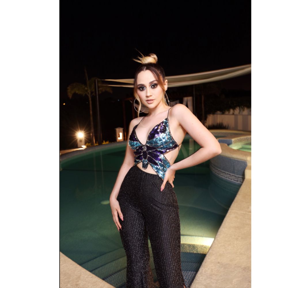 ¿Te gusta el estilo Y2K? Lúcelo con SHEIN, checa estos 10 artículos de la nueva colección de Carolina Ross la cantante mexicana.