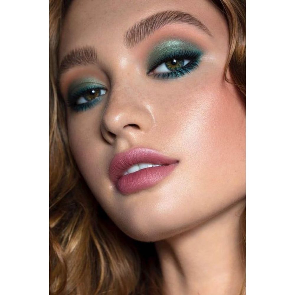 10 ideas de looks sencillos con maquillaje verde ¡la nueva tendencia!