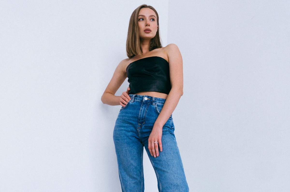 10 outfits con jeans claros que te harán lucir perfecta en la oficina