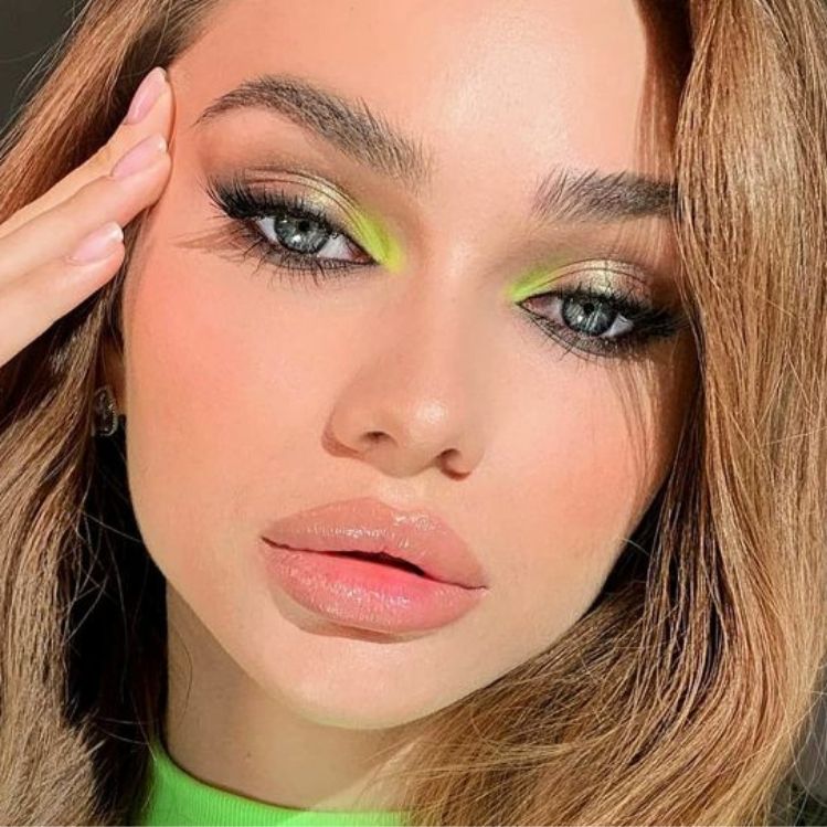 10 ideas de looks sencillos con maquillaje verde ¡la nueva tendencia!