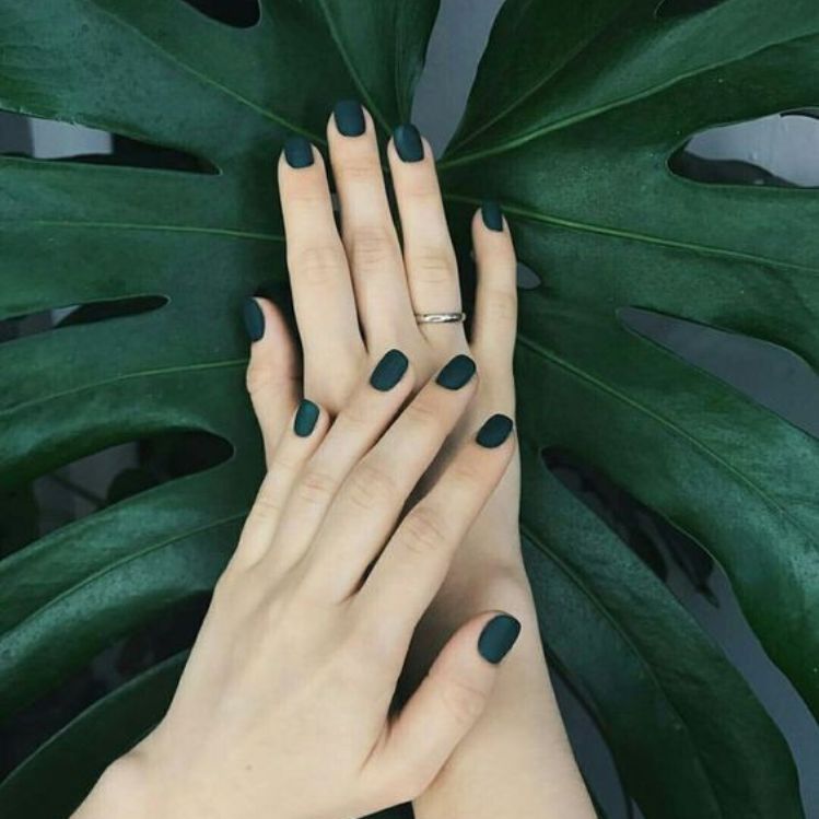 10 ideas de uñas verdes cortas formales y originales