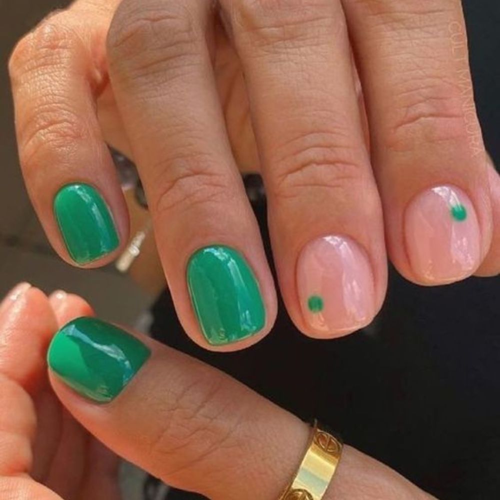 10 ideas de uñas verdes cortas formales y originales