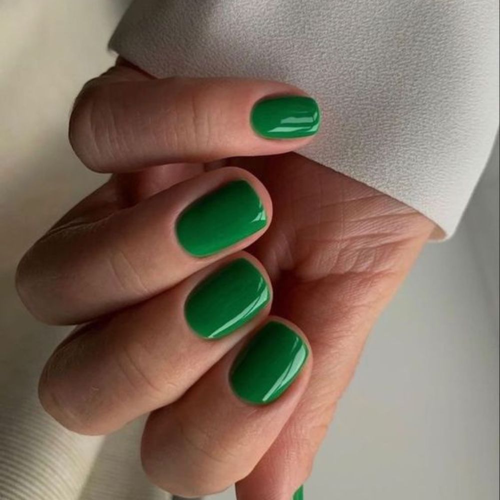 10 ideas de uñas verdes cortas formales y originales