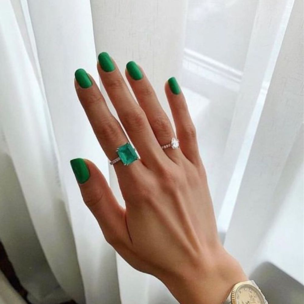 10 ideas de uñas verdes cortas formales y originales