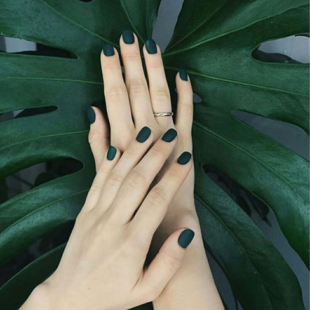 10 ideas de uñas verdes cortas formales y originales