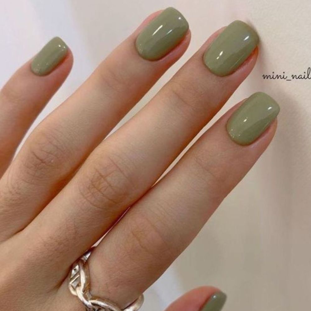 10 ideas de uñas verdes cortas formales y originales