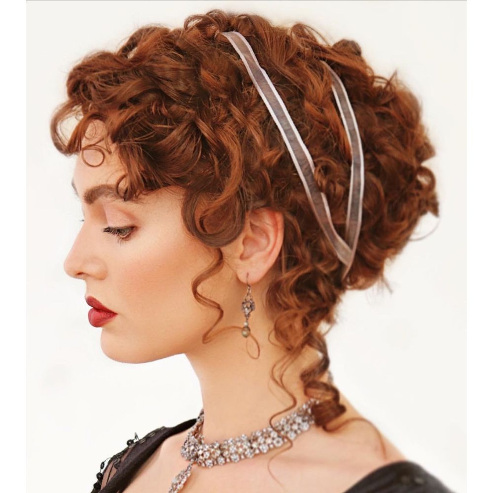 10 peinados elegantes y juveniles para novia con cabello chino