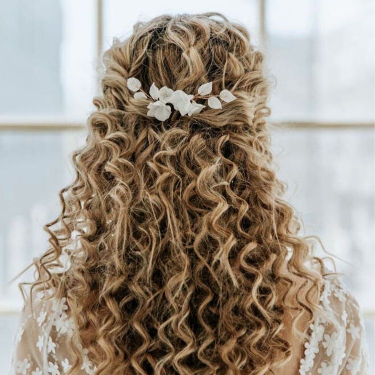 10 peinados elegantes y juveniles para novias con cabello chino  Mujer de  10