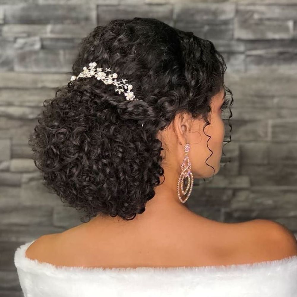 10 peinados elegantes y juveniles para novias con chinos