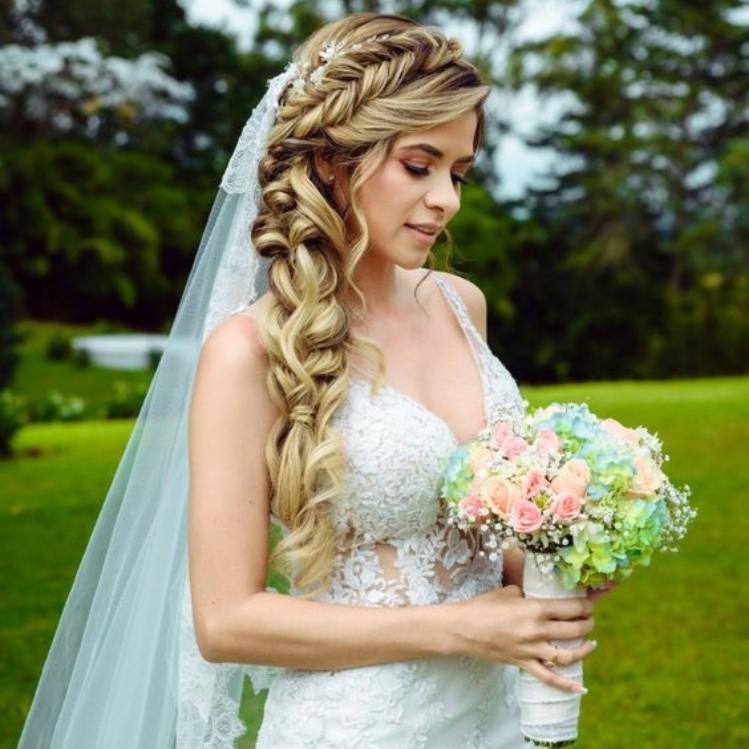 10 peinados de novia con velo ideales para cabello largo