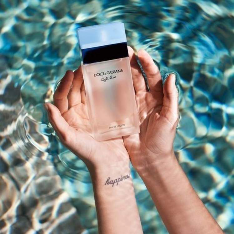 10 perfumes frescos que te harán sentir en la playa este verano 2022