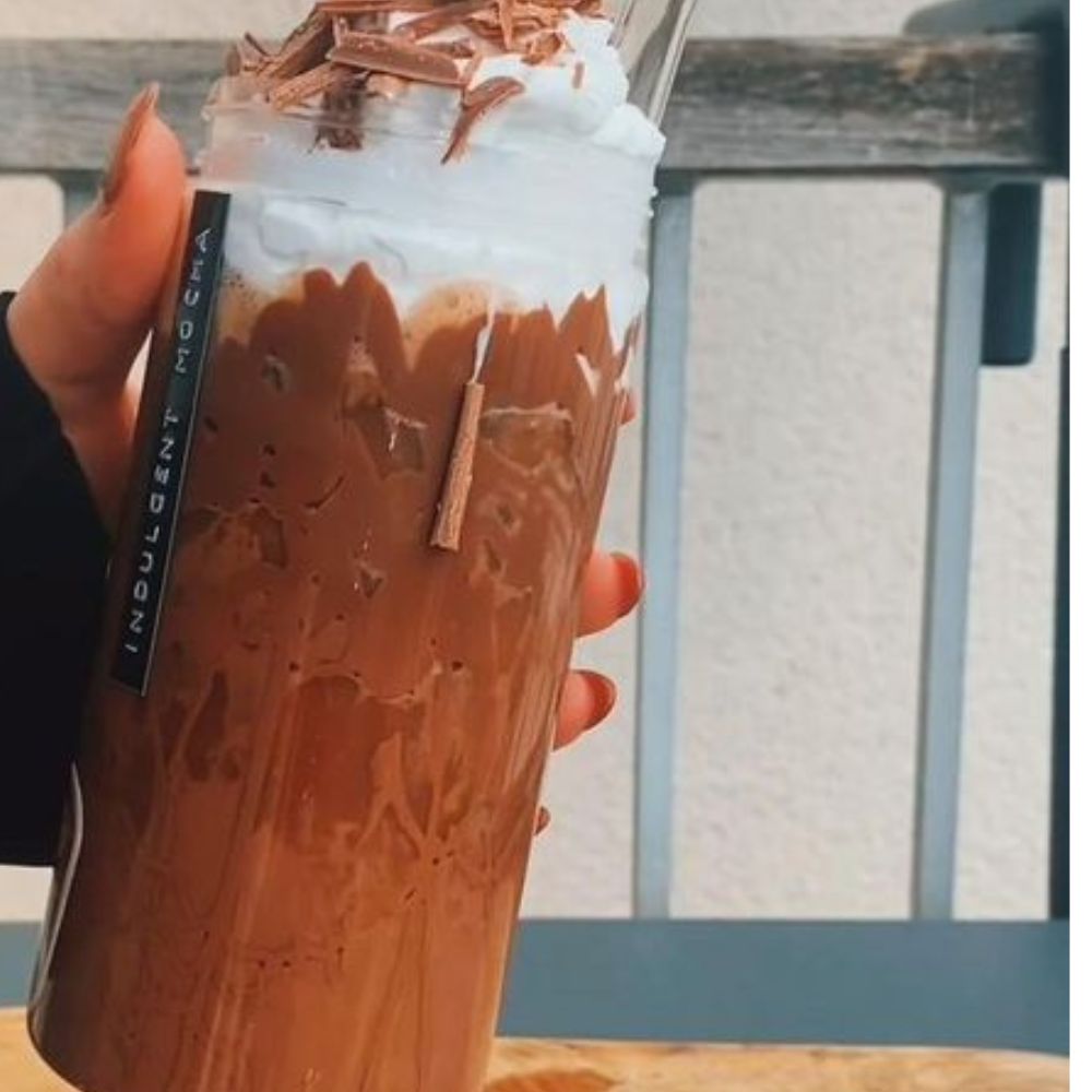 10-bebidas-aesthetic-que-debes-intentar-con-tu-amigas-para-hechar-chisme-cafe-bombom