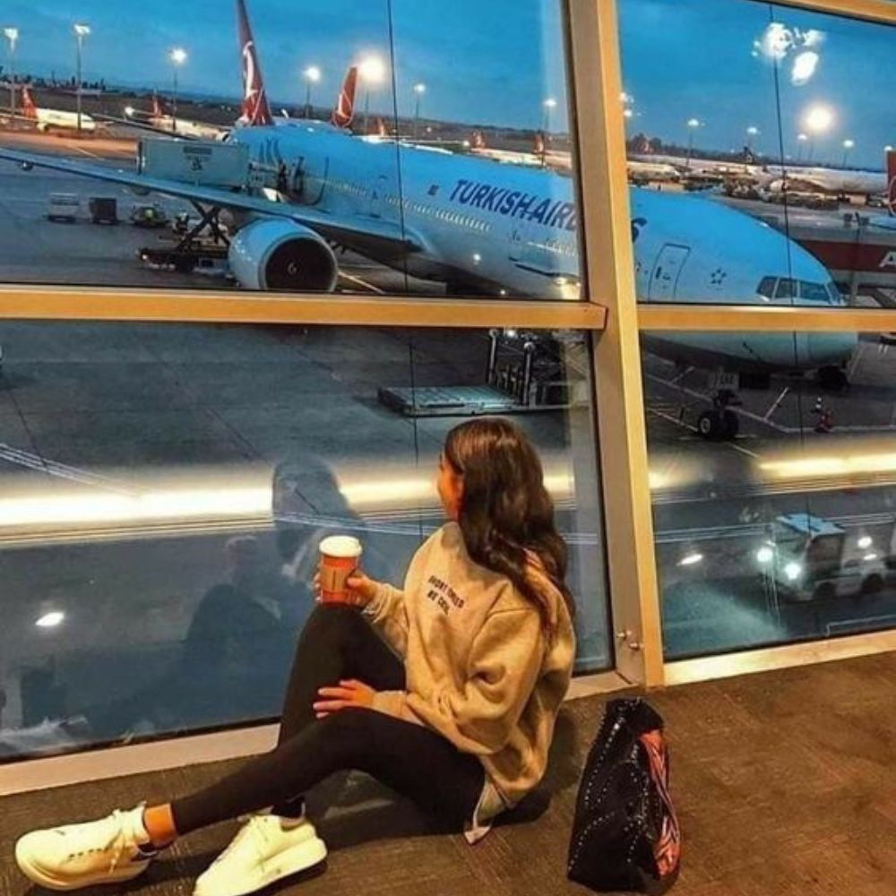 10-ideas-de-poses-para-tomarte-fotos-en-el-aeropuerto–aerpuerto-4