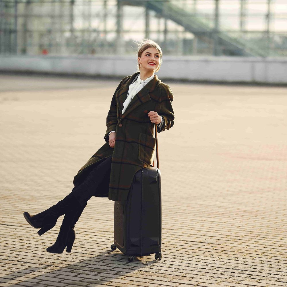 10 ideas de poses para tomarte fotos en el aeropuerto-con el equipaje