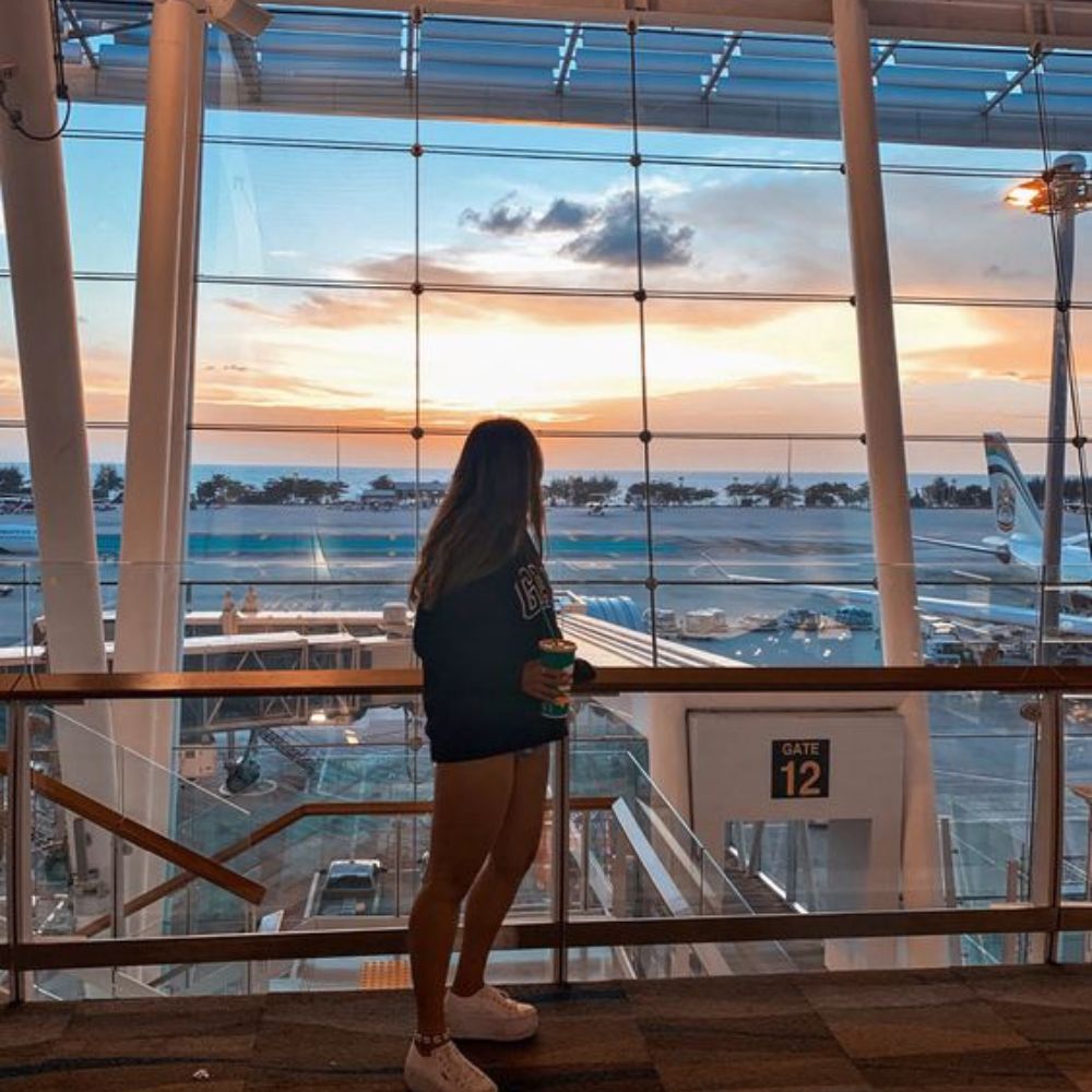 10 ideas de poses para tomarte fotos en el aeropuerto 