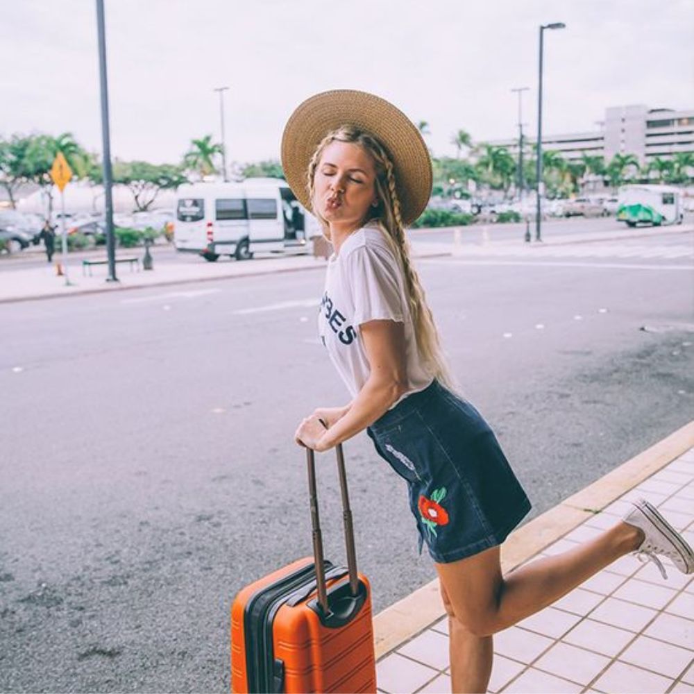 10 ideas de poses para tomarte fotos en el aeropuerto-mandando un beso