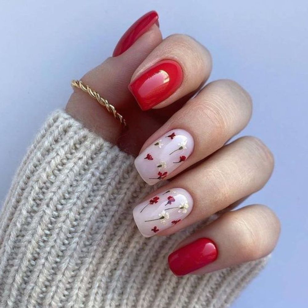 10 ideas para combinar tus uñaas rojas con otros colores.- blanco estampodo