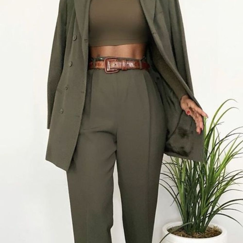 10-outfits-elegantes-y-aesthetic-para-llevar-a-tu-trabajo-gabardina-y-pantalon-verde-botella