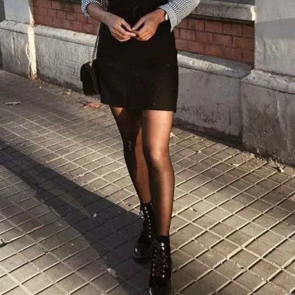 Vestido y sales botas militares