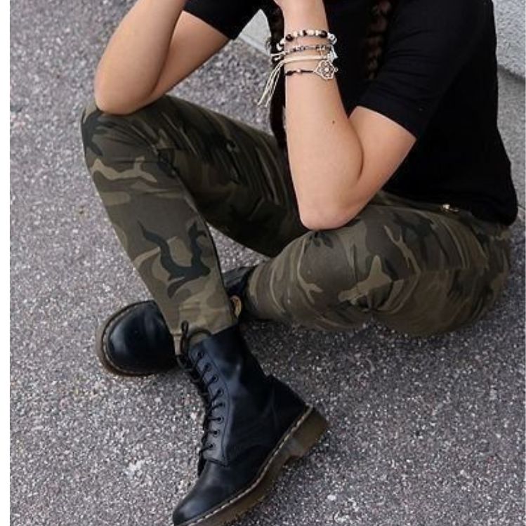 10 outfits perfectos que combinan con botas militares