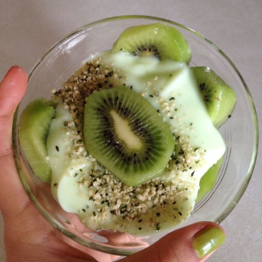 10 snacks para combatir la ansiedad para cuando estas en el trabjo-kiwi con yogurt