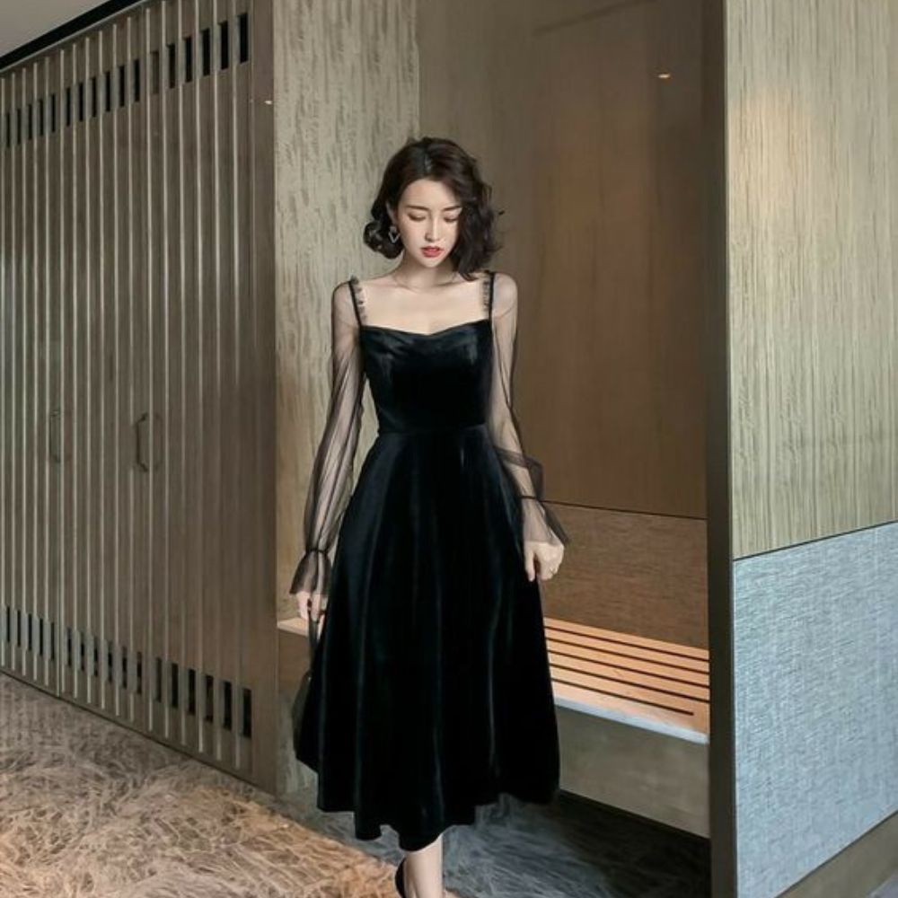 10 vestidos negros elegantes que siempre debes tener en tu closet-vestido con mangas trasparentes
