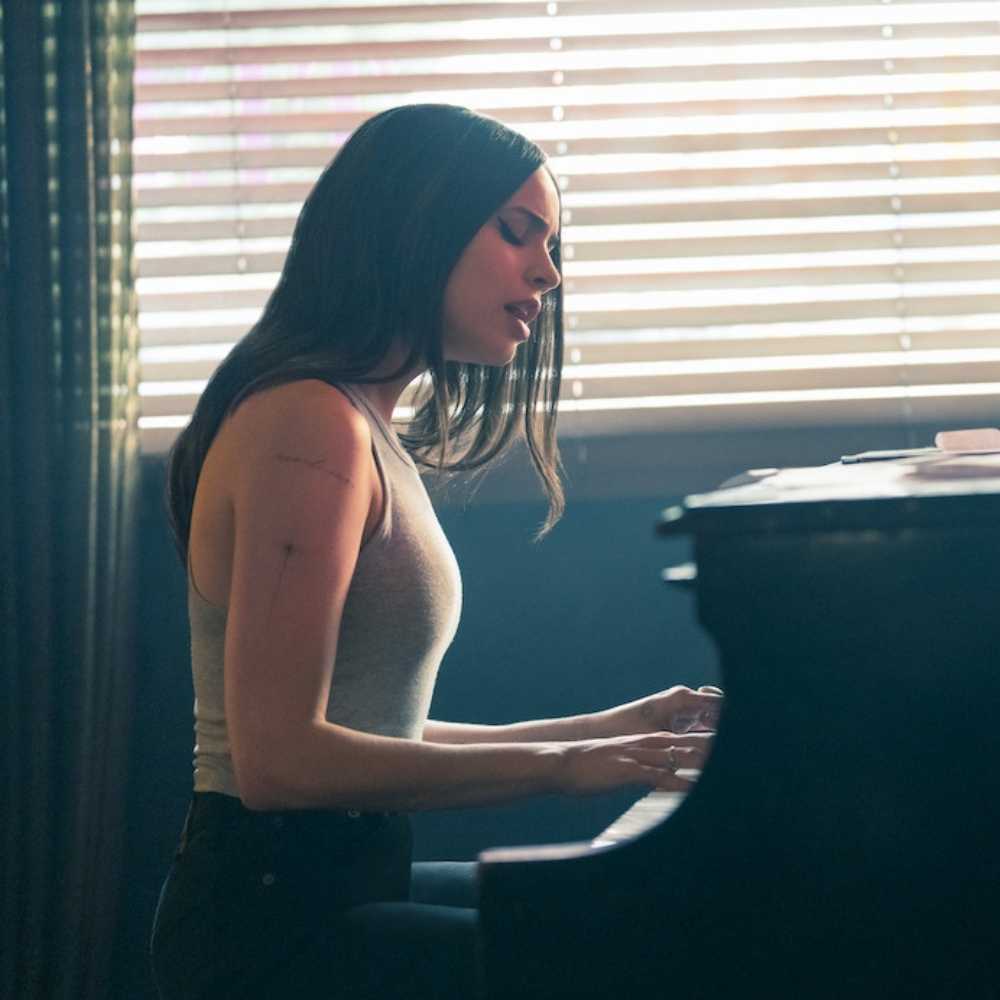 Cassie es una apirante a cantautora que lucha por alcanzar sus sueños 5 razones para ver Corazon malheridos en Netflix