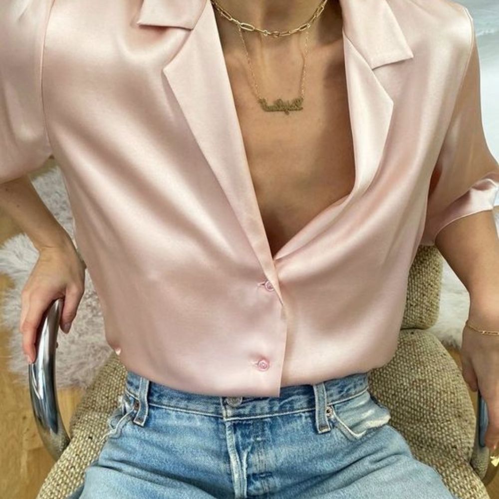 7-tipos-de-camisas-que-puedes-combinar-con-prendas-basicas-para-ir-a-trabajar–camisa-de-seda