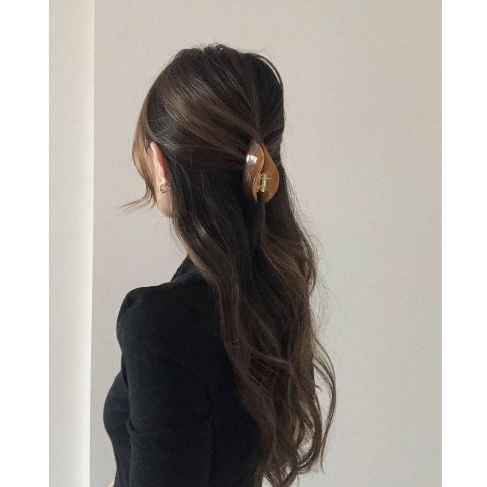 Decora tu cabello con accesorios como pinzas o pasadores para obtener un look juvenil y elegante 10 ideas para lucir tu cabello ondulado juvenil y elegante