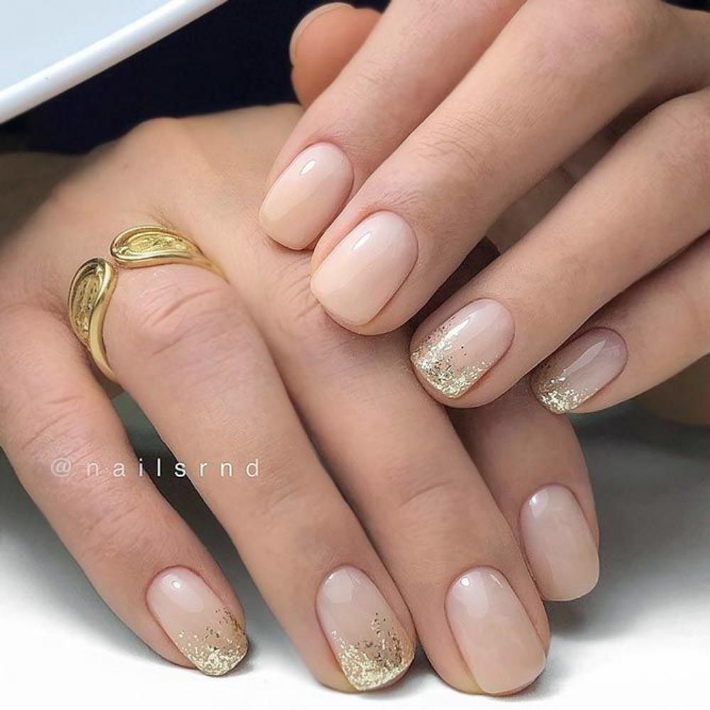 Baby boomer con glitter en base nude 10 ideas para llevar uñas doradas y lucir elegante en la oficina