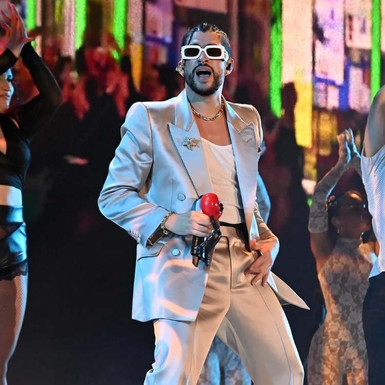 Te contamos todo acerca del beso de Bad Bunny en los premios MTV