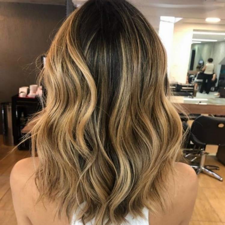 Bob balayage el tinte rubio para morenas que estará de moda este 2022