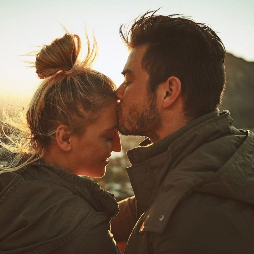 Un besito en la frente la mejor idea para unas fotos románticas 10 ideas para tomarte fotos románticas con tu amorcito