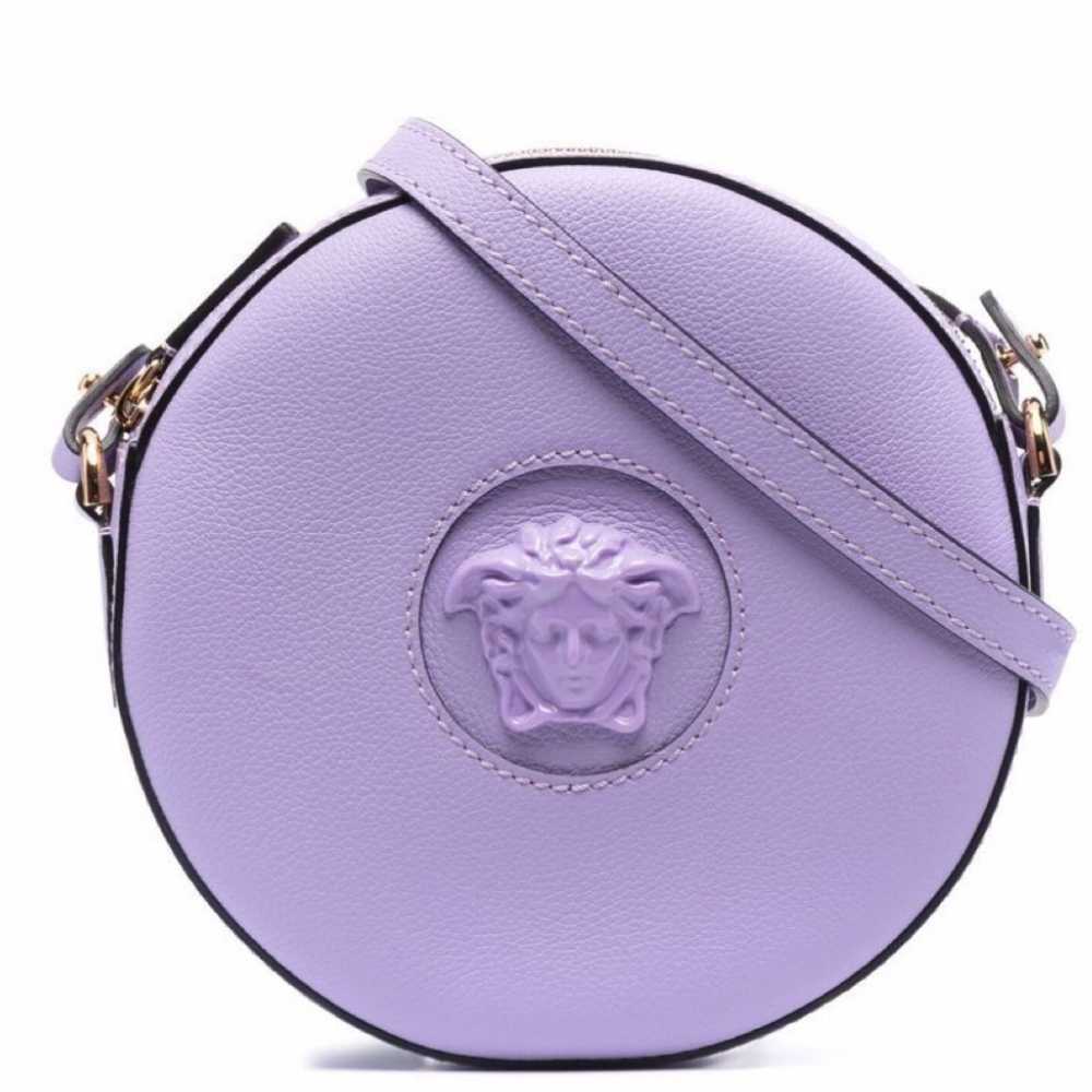 Bolso lila colección La Medusa de Versace 10 tips de Donatella Versace para lograr outfits increíbles en verano 2022