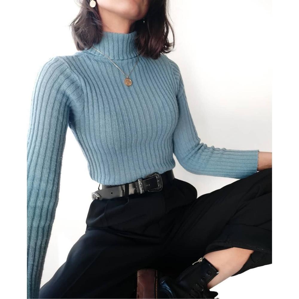 Las cadenas aportan un estilo vintage a tu outfit 7 ideas para usar suéter de tortuga sin que se te salga la papada
