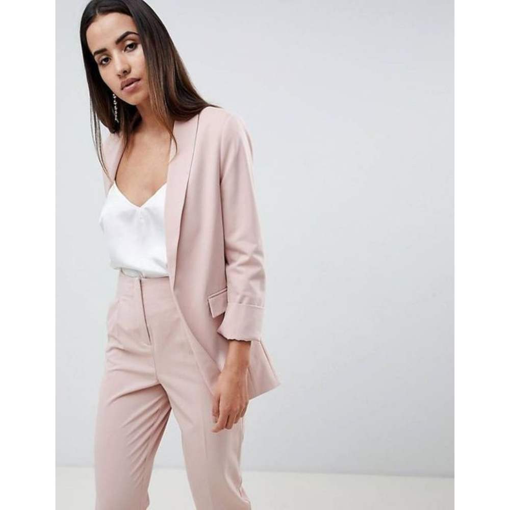 La camiseta es un complemento que hará ver tu blazer elegante y juvenil 10 ideas para llevar un blazer y lucir formal y juvenil