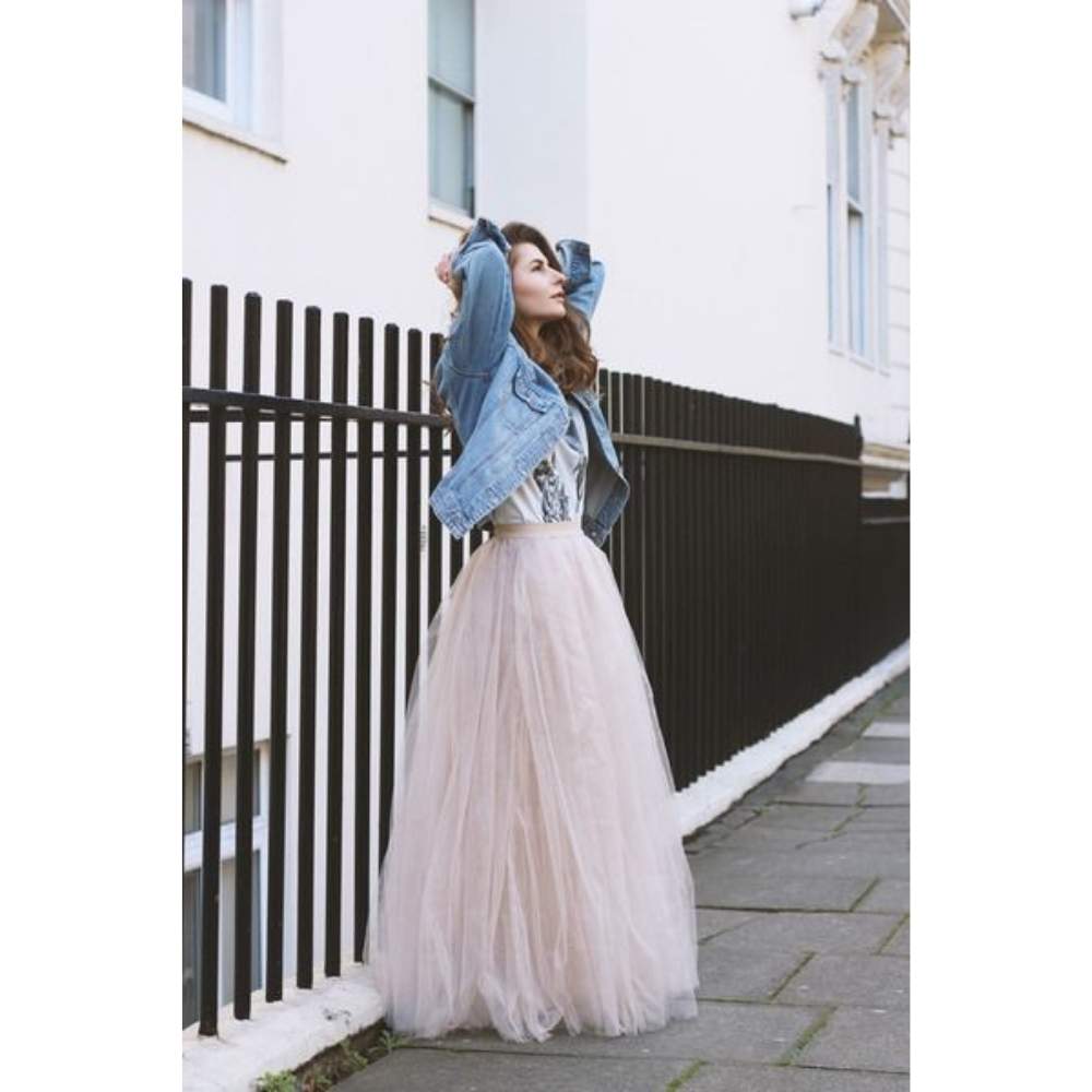 Complementa to look con una chamarra de mezclilla 7 ideas para lucir outfits con falda de tul y verte elegante