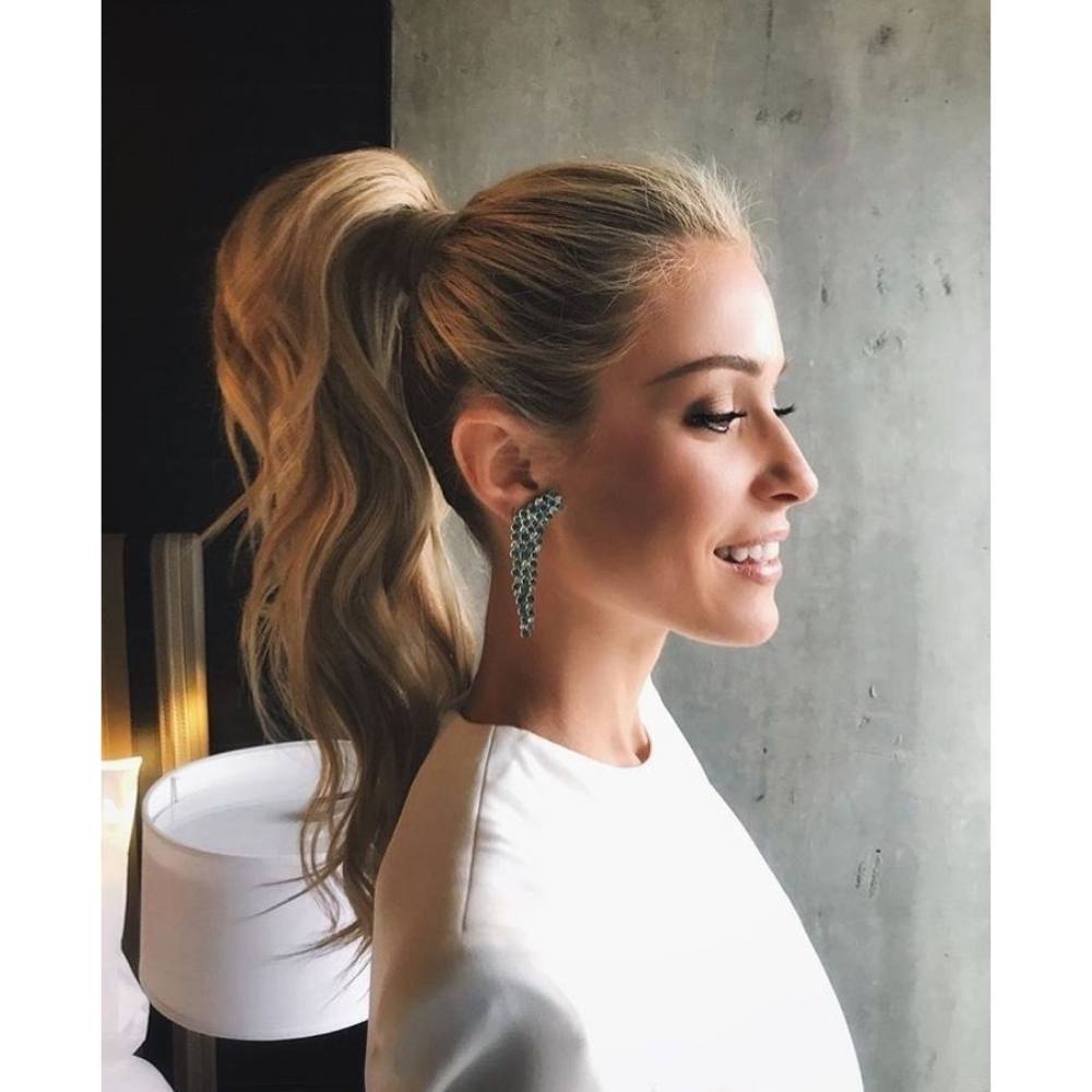 Ideal para un evento formal las coletas altas son tu mejor aliado 10 ideas para lucir tu cabello ondulado juvenil y elegante