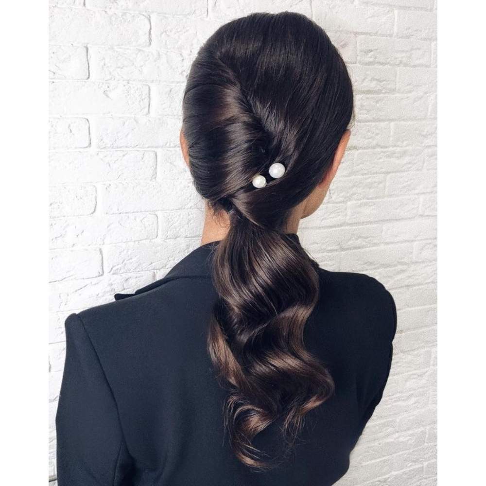 Peinado cruzado con dos accesorios de perla 10 ideas para lucir perlas en el cabello de forma elegante