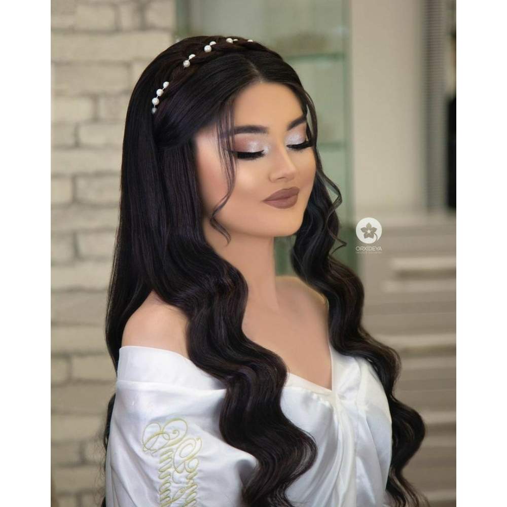 Peinado diadema con trenza superior y perlas 10 ideas para lucir perlas en el cabello de forma elegante