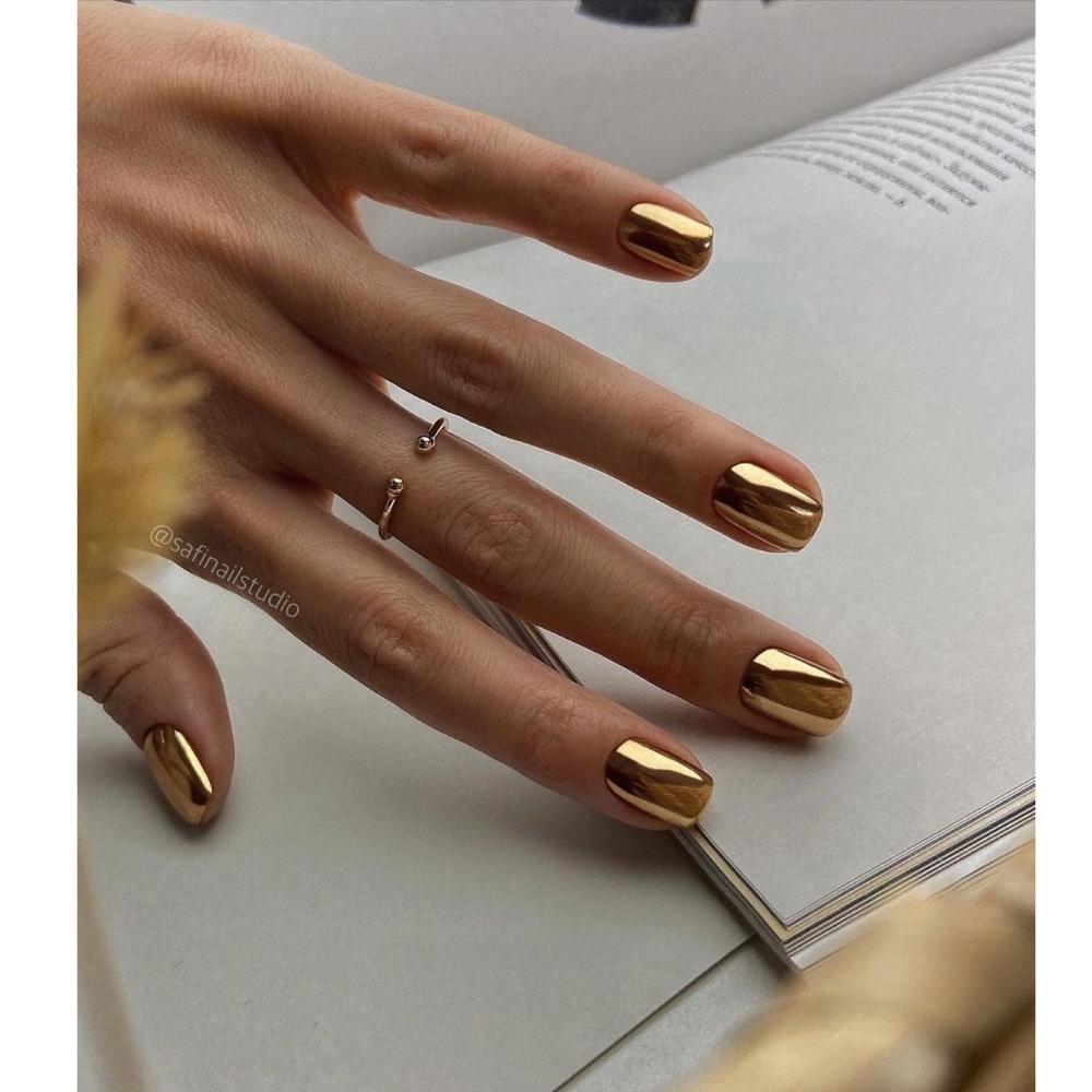 Nail art con efecto espejo sobre toda la uña en color dorado 10 ideas para llevar uñas doradas y lucir elegante en la oficina